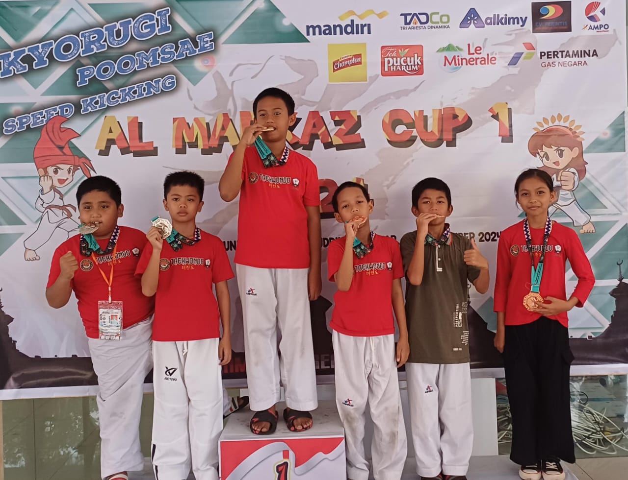 Kado Hardiknas 2025, Atlet Taekwondo SDN 28 Tumampua II Terima Penghargaan dari Bupati Pangkep Taekwondo Indonesia Dojang Sdudel Club