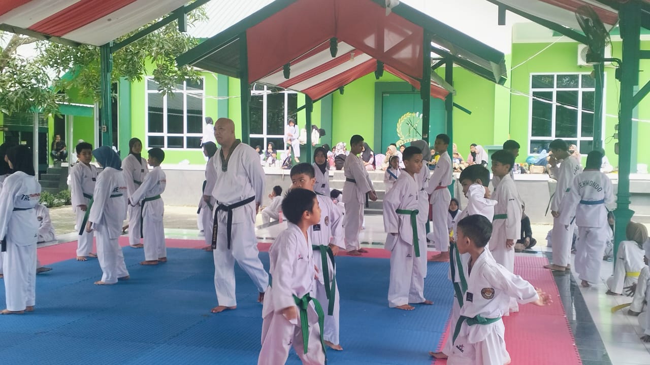 Kado Hardiknas 2025, Atlet Taekwondo SDN 28 Tumampua II Terima Penghargaan dari Bupati Pangkep Taekwondo Indonesia Dojang Sdudel Club