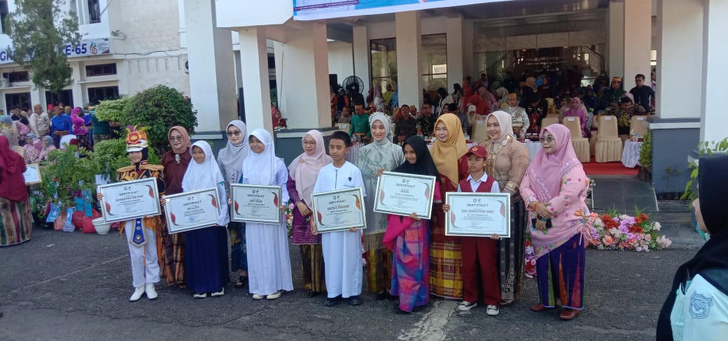 Kado Hardiknas 2025, Atlet Taekwondo SDN 28 Tumampua II Terima Penghargaan dari Bupati Pangkep Taekwondo Indonesia Dojang Sdudel Club